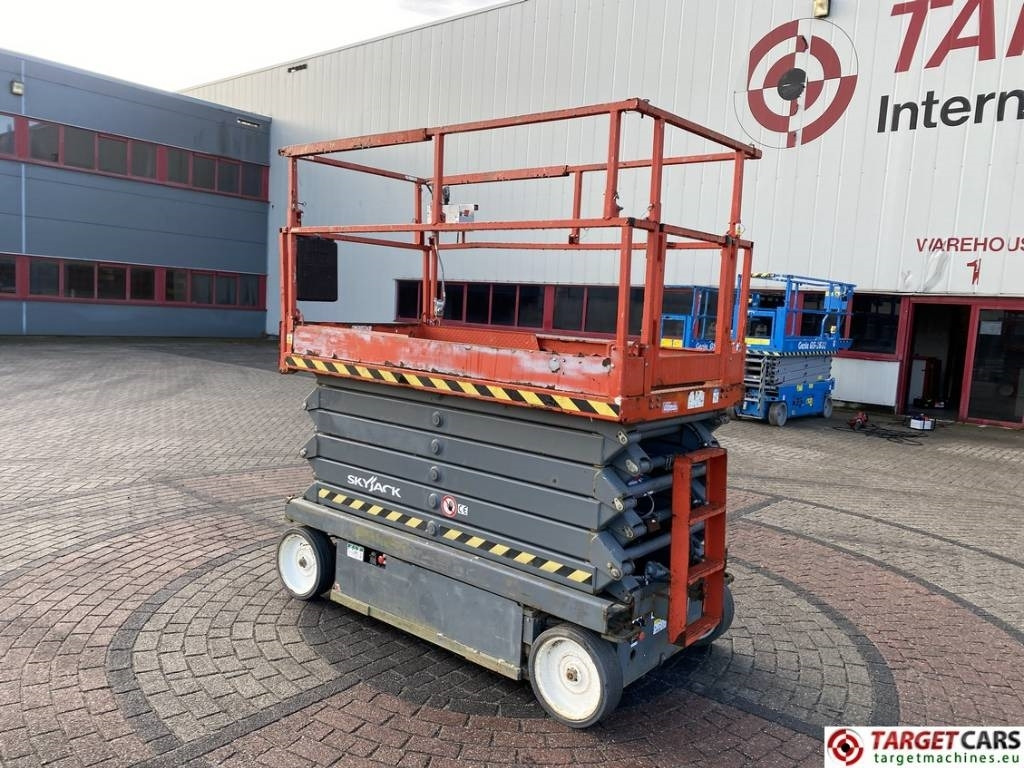 SkyJack SJIII-4740 Electric Scissor 4740 Work Lift 1380cm - رافعة هيدروليكية مقصية: صورة 4 SkyJack SJIII-4740 Electric Scissor 4740 Work Lift 1380cm - رافعة هيدروليكية مقصية: صورة 4