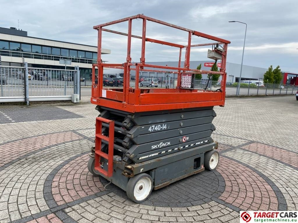 SkyJack SJIII-4740 Electric Scissor Work Lift 1380cm - رافعة هيدروليكية مقصية: صورة 3 SkyJack SJIII-4740 Electric Scissor Work Lift 1380cm - رافعة هيدروليكية مقصية: صورة 3