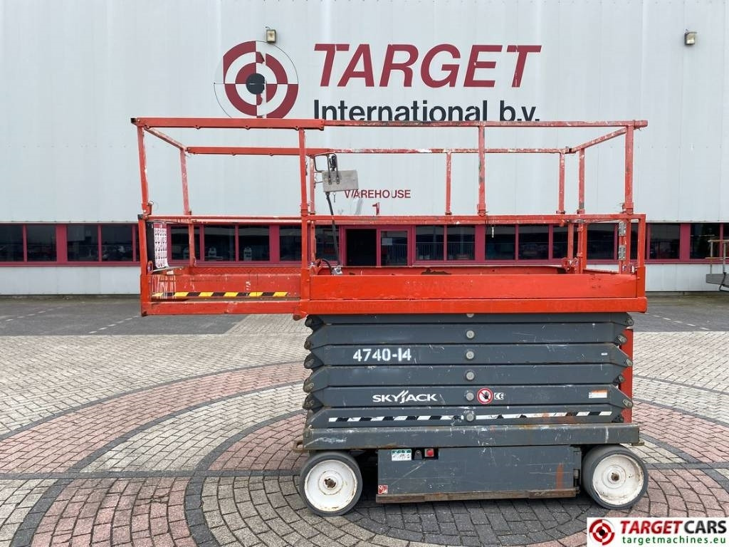 SkyJack SJIII-4740 Electric Scissor Work Lift 1380cm - رافعة هيدروليكية مقصية: صورة 5 SkyJack SJIII-4740 Electric Scissor Work Lift 1380cm - رافعة هيدروليكية مقصية: صورة 5