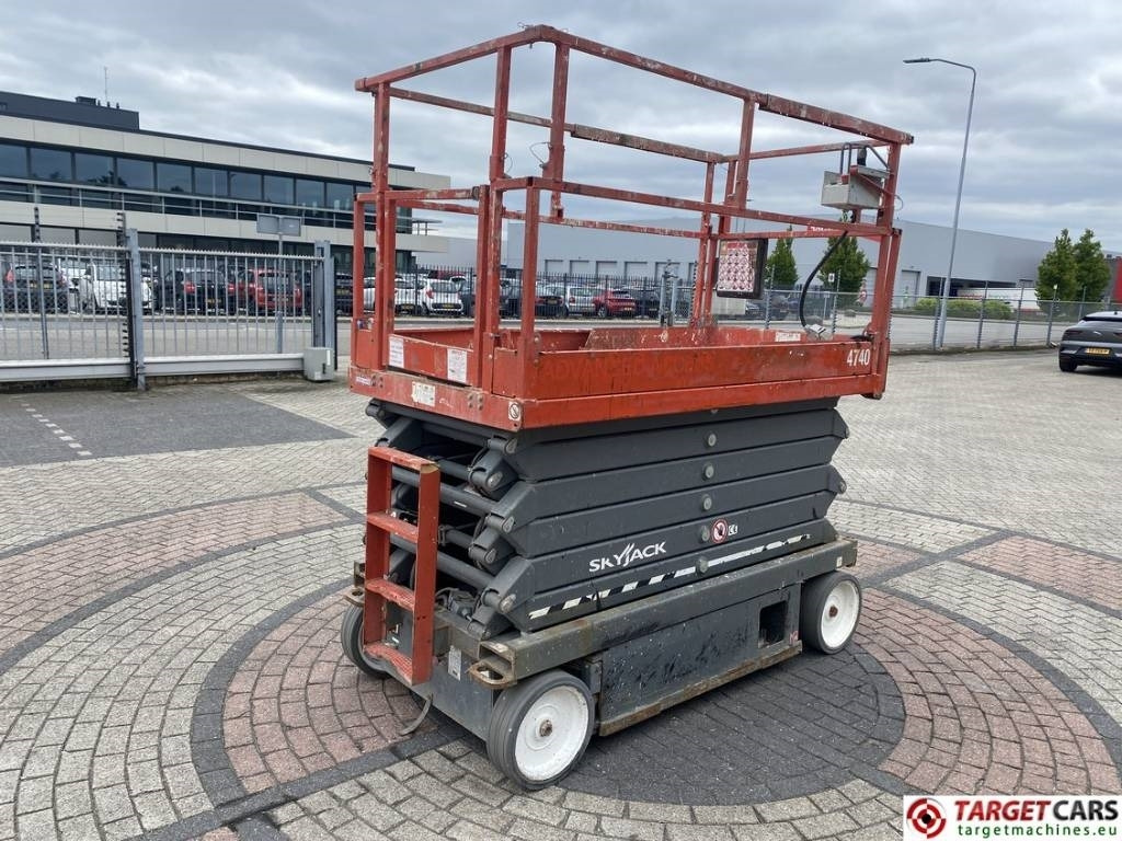 SkyJack SJIII-4740 Electric Scissor Work Lift 1380cm - رافعة هيدروليكية مقصية: صورة 3 SkyJack SJIII-4740 Electric Scissor Work Lift 1380cm - رافعة هيدروليكية مقصية: صورة 3