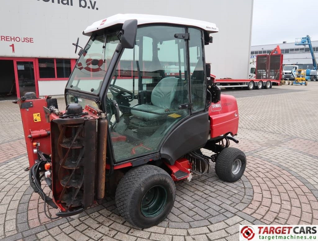 Toro LT3340 3-Gang Hydro 4WD Cylinder Reel Mower - جزازة أعشاب الحدائق: صورة 2 Toro LT3340 3-Gang Hydro 4WD Cylinder Reel Mower - جزازة أعشاب الحدائق: صورة 2