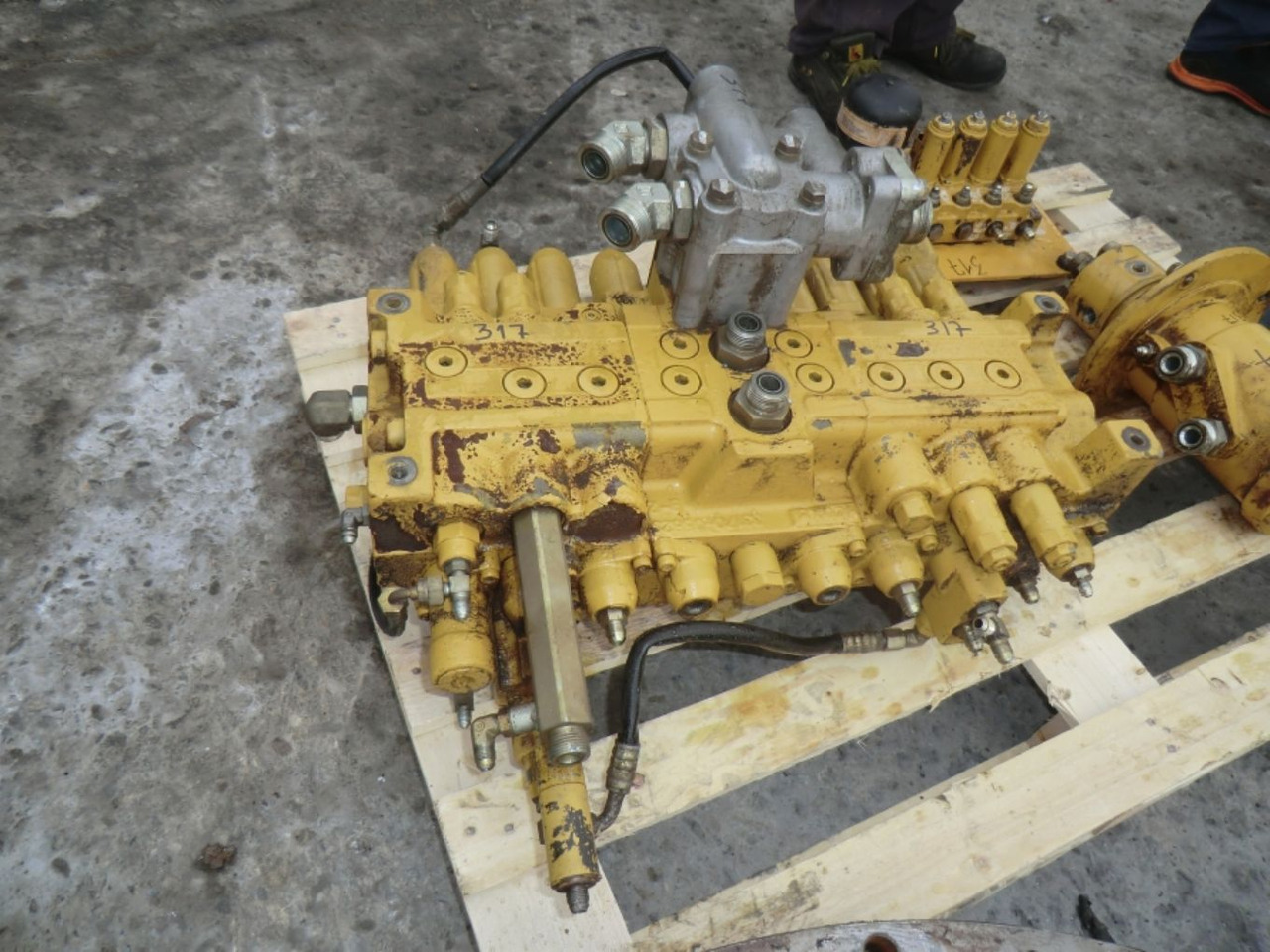 Caterpillar 317B LN Distributore idrualico - صمام هيدروليكي - آلات البناء: صورة 3 Caterpillar 317B LN Distributore idrualico - صمام هيدروليكي - آلات البناء: صورة 3