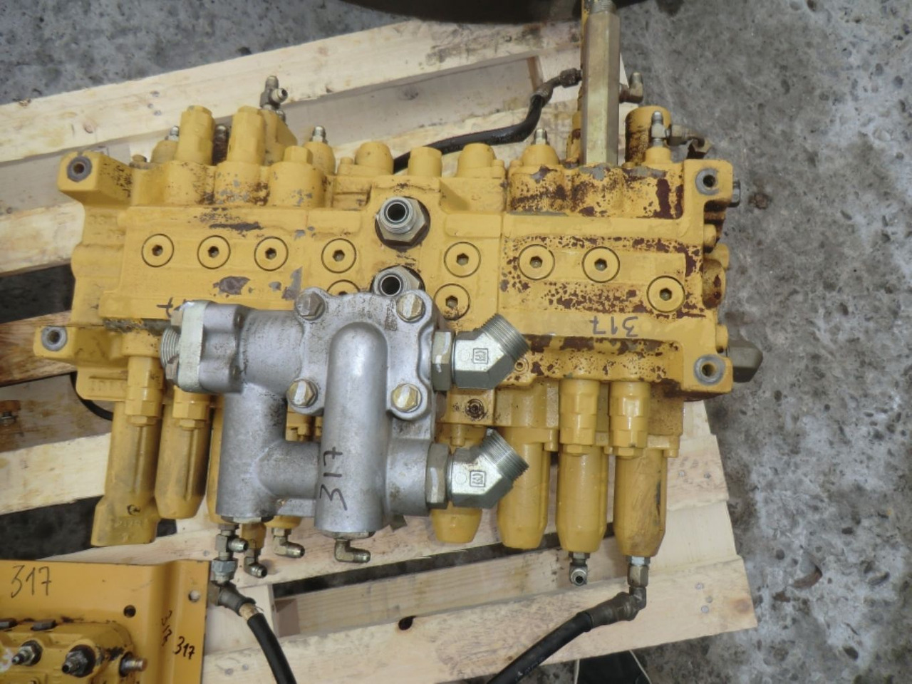 Caterpillar 317B LN Distributore idrualico - صمام هيدروليكي - آلات البناء: صورة 2 Caterpillar 317B LN Distributore idrualico - صمام هيدروليكي - آلات البناء: صورة 2