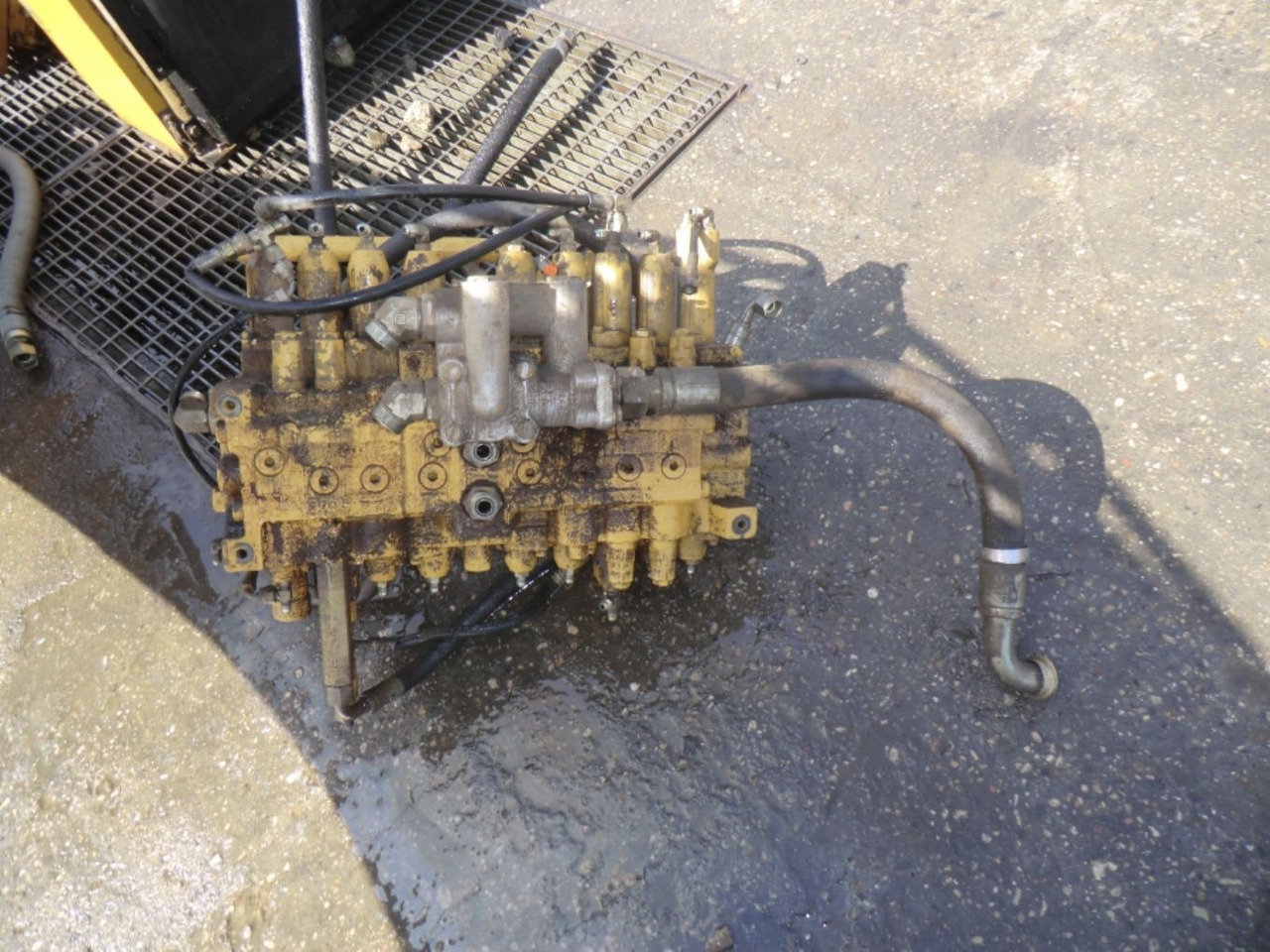 Caterpillar 317B LN Distributore - صمام هيدروليكي - آلات البناء: صورة 2 Caterpillar 317B LN Distributore - صمام هيدروليكي - آلات البناء: صورة 2