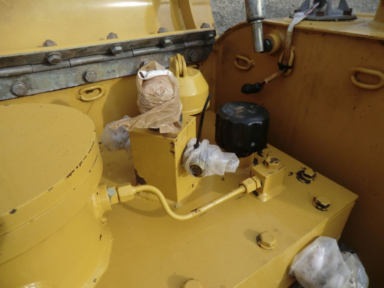 Caterpillar 735 Serbatoio gasolio - خزان الوقود - آلات البناء: صورة 3 Caterpillar 735 Serbatoio gasolio - خزان الوقود - آلات البناء: صورة 3