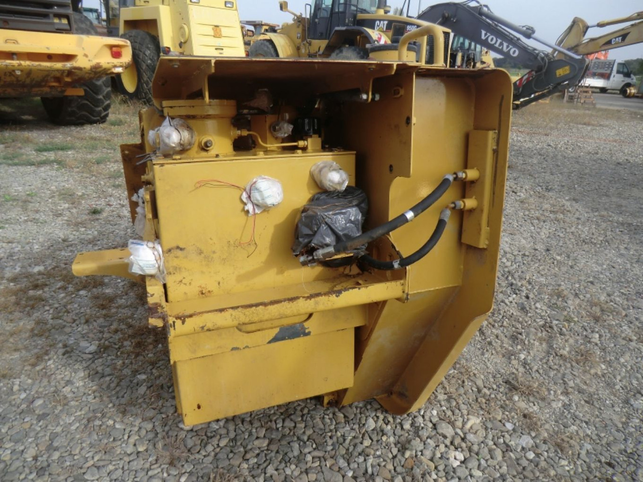 Caterpillar 735 Serbatoio gasolio - خزان الوقود - آلات البناء: صورة 1 Caterpillar 735 Serbatoio gasolio - خزان الوقود - آلات البناء: صورة 1