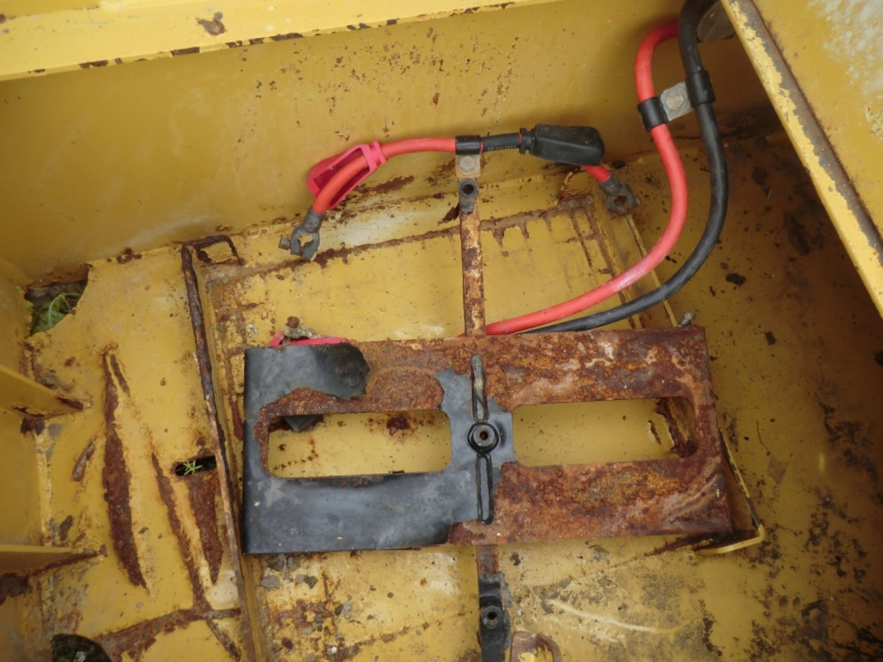 Caterpillar 735 Serbatotio olio idraulico, completo di porta batterie, quadro elettrico. - خزان هيدروليكي - آلات البناء: صورة 5 Caterpillar 735 Serbatotio olio idraulico, completo di porta batterie, quadro elettrico. - خزان هيدروليكي - آلات البناء: صورة 5