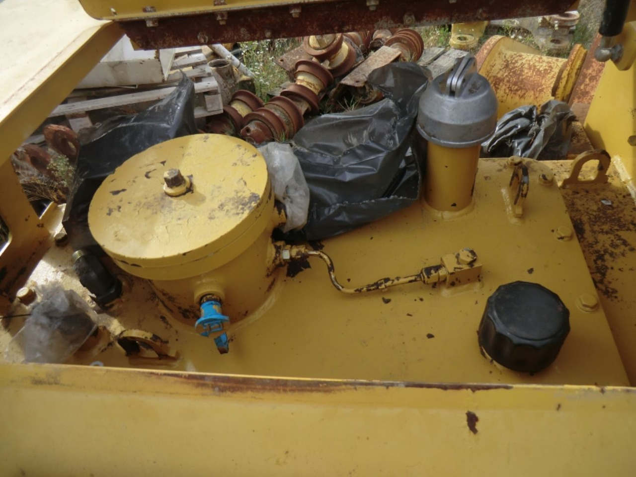 Caterpillar 735 Serbatotio olio idraulico, completo di porta batterie, quadro elettrico. - خزان هيدروليكي - آلات البناء: صورة 4 Caterpillar 735 Serbatotio olio idraulico, completo di porta batterie, quadro elettrico. - خزان هيدروليكي - آلات البناء: صورة 4