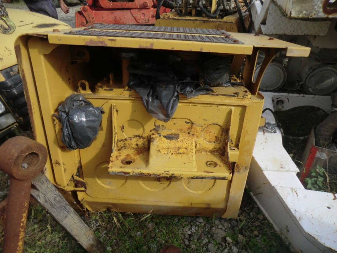Caterpillar 735 Serbatotio olio idraulico, completo di porta batterie, quadro elettrico. - خزان هيدروليكي - آلات البناء: صورة 2 Caterpillar 735 Serbatotio olio idraulico, completo di porta batterie, quadro elettrico. - خزان هيدروليكي - آلات البناء: صورة 2