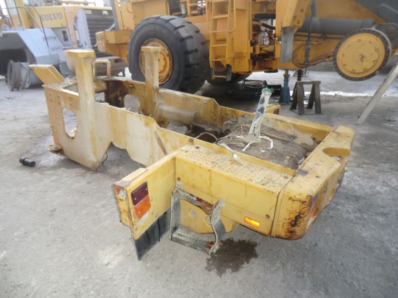 Caterpillar 928G TELAIO POSTERIORE COMPLETO DI SERBATOIO GASOLIO E CONTRAPPESI LATERALI - خزان الوقود - آلات البناء: صورة 3 Caterpillar 928G TELAIO POSTERIORE COMPLETO DI SERBATOIO GASOLIO E CONTRAPPESI LATERALI - خزان الوقود - آلات البناء: صورة 3