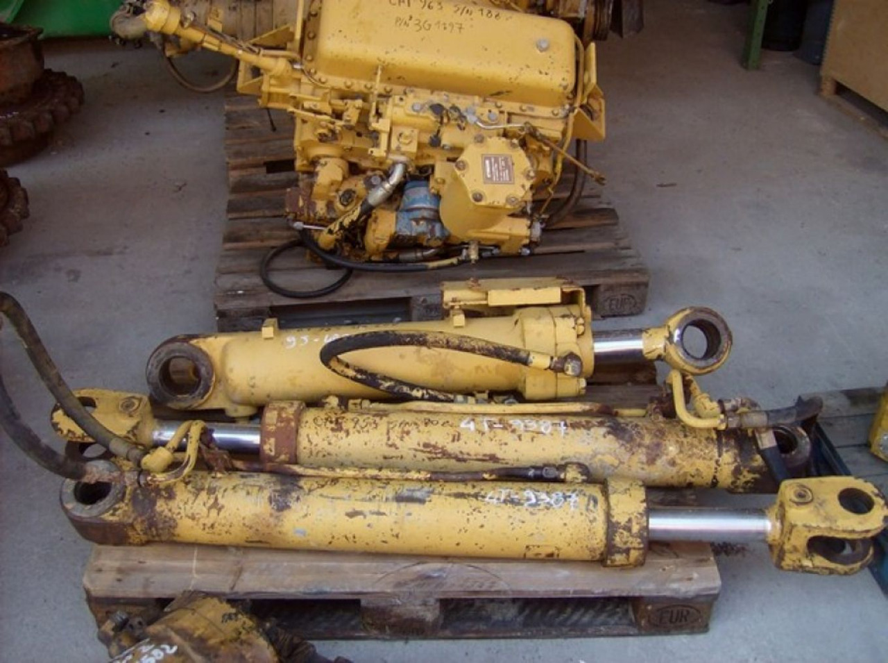 Caterpillar 953 CILINDRI DI SALITA - اسطوانة هيدروليكية - آلات البناء: صورة 1 Caterpillar 953 CILINDRI DI SALITA - اسطوانة هيدروليكية - آلات البناء: صورة 1