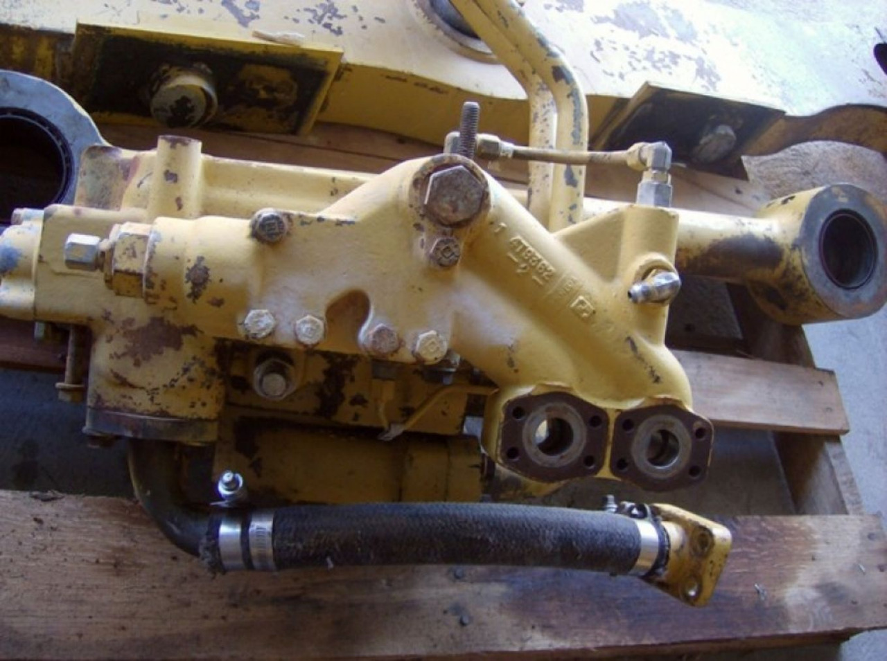 Caterpillar 963 DISTRIBUTORE IDRAULICO - صمام هيدروليكي - آلات البناء: صورة 3 Caterpillar 963 DISTRIBUTORE IDRAULICO - صمام هيدروليكي - آلات البناء: صورة 3