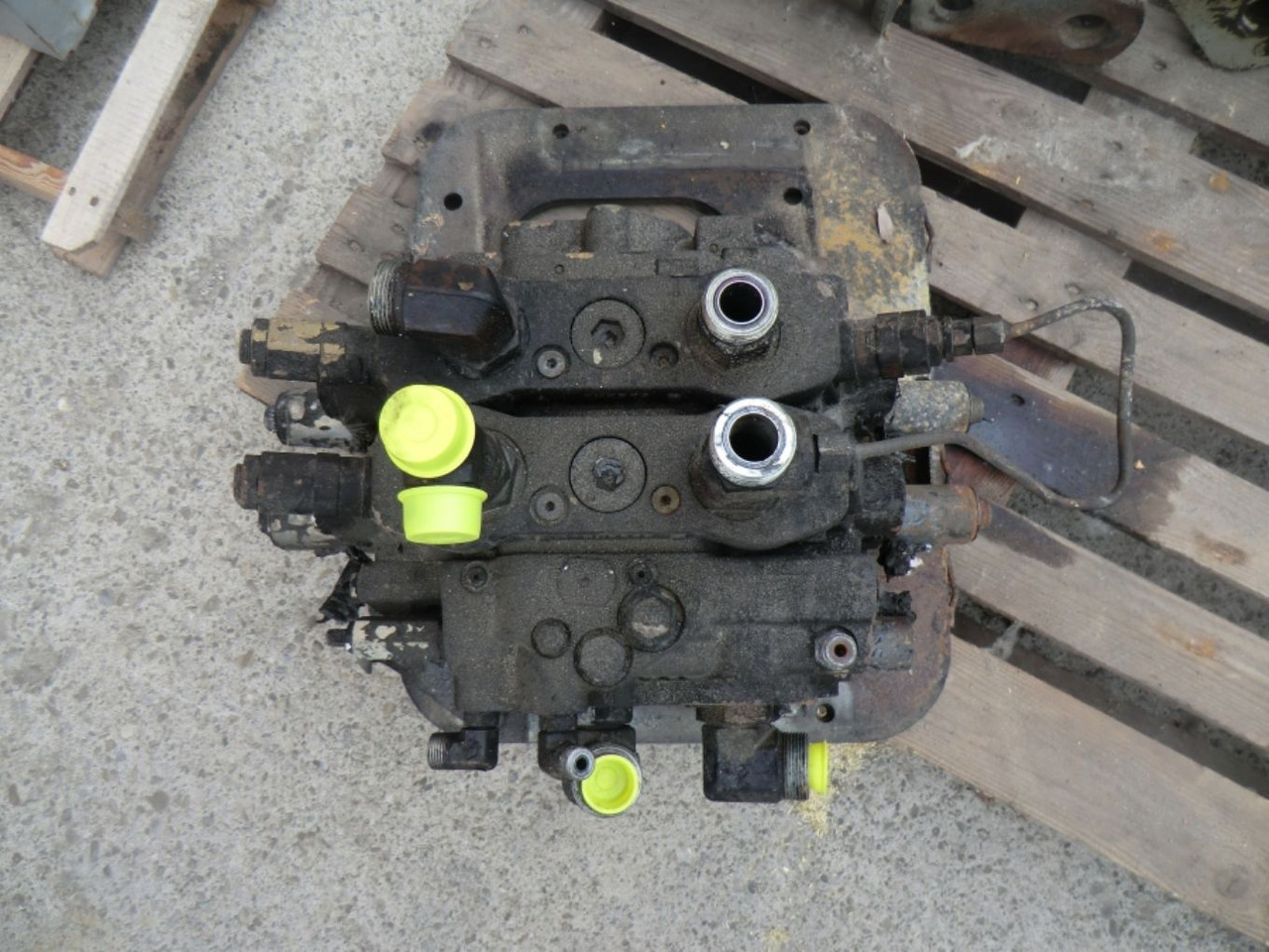 Caterpillar 963D DISTRIBUTORE - صمام هيدروليكي - آلات البناء: صورة 1 Caterpillar 963D DISTRIBUTORE - صمام هيدروليكي - آلات البناء: صورة 1