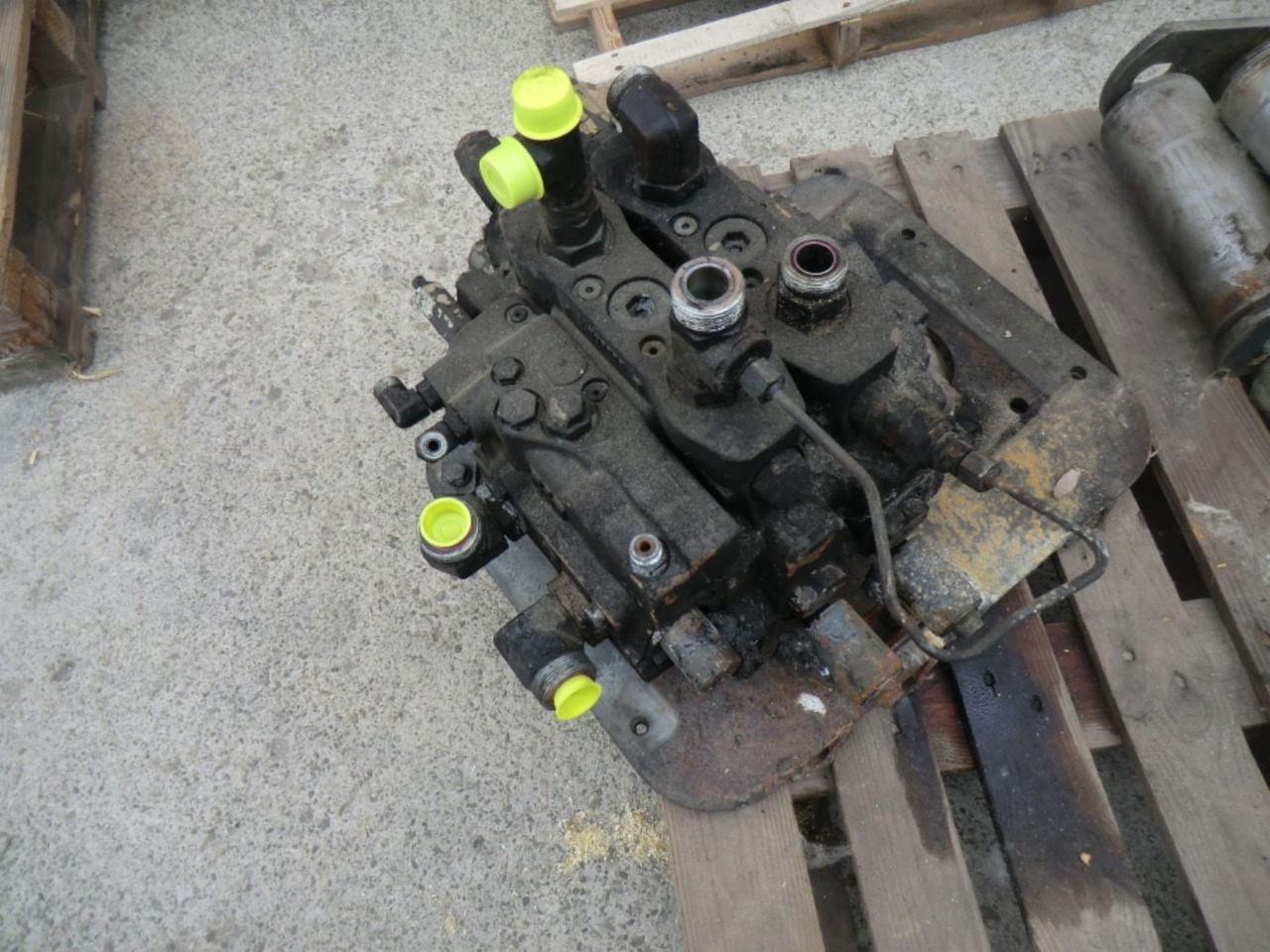 Caterpillar 963D DISTRIBUTORE - صمام هيدروليكي - آلات البناء: صورة 4 Caterpillar 963D DISTRIBUTORE - صمام هيدروليكي - آلات البناء: صورة 4