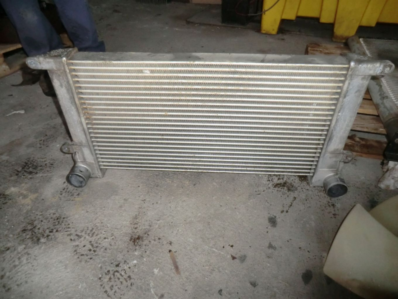 HITACHI ZX240 BAS INTERCOOLER - المبرد - آلات البناء: صورة 1 HITACHI ZX240 BAS INTERCOOLER - المبرد - آلات البناء: صورة 1