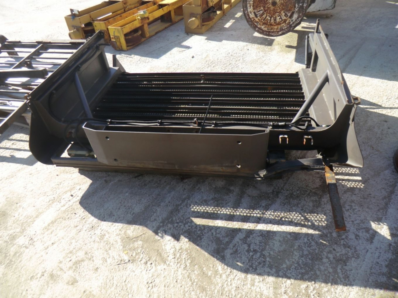 VOLVO L330E GRIGLIA - شبكة أمامية - آلات البناء: صورة 4 VOLVO L330E GRIGLIA - شبكة أمامية - آلات البناء: صورة 4