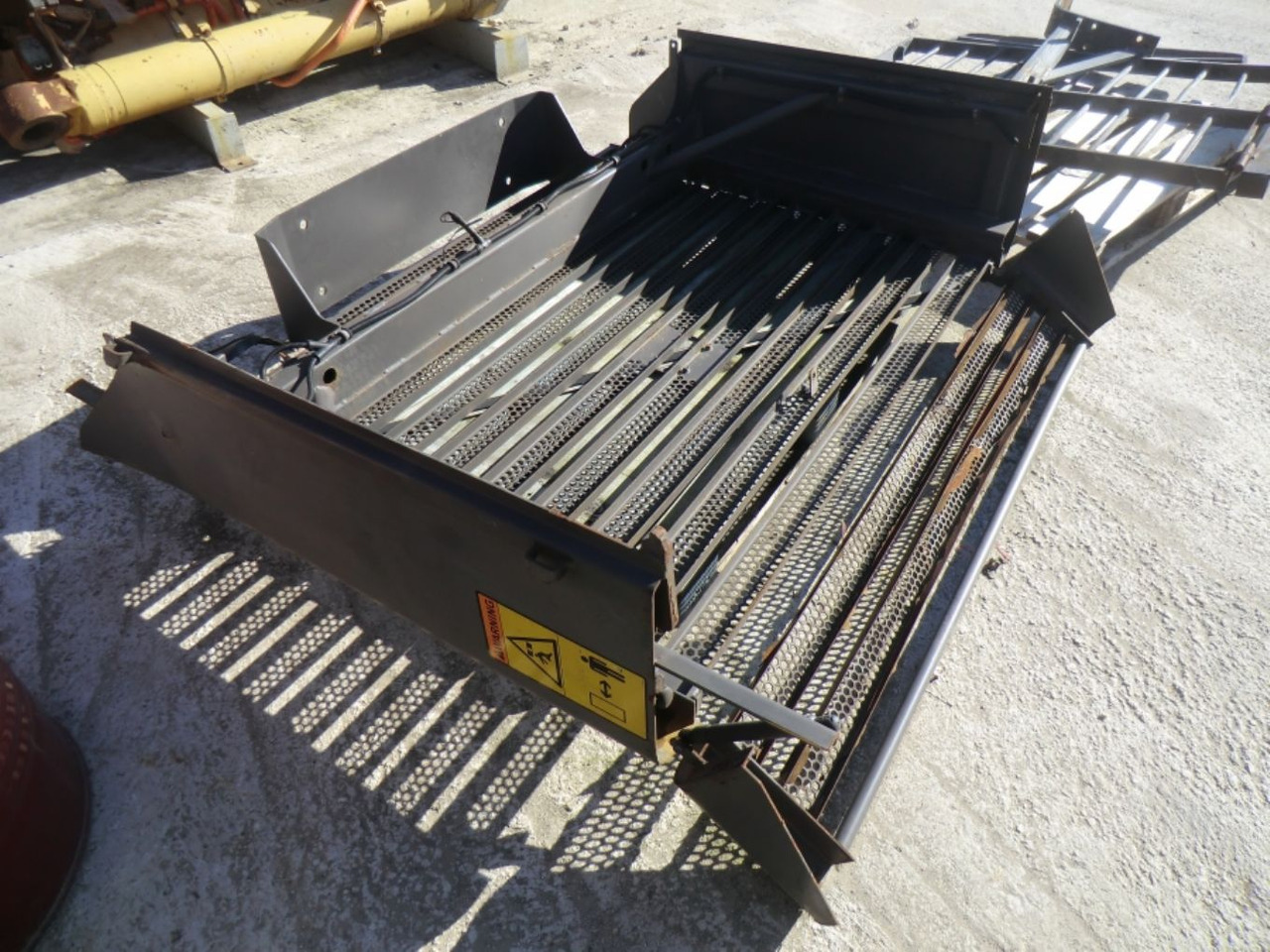 VOLVO L330E GRIGLIA - شبكة أمامية - آلات البناء: صورة 3 VOLVO L330E GRIGLIA - شبكة أمامية - آلات البناء: صورة 3