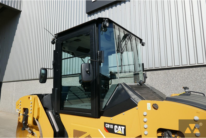 مدحلة Caterpillar CB10: صورة 16