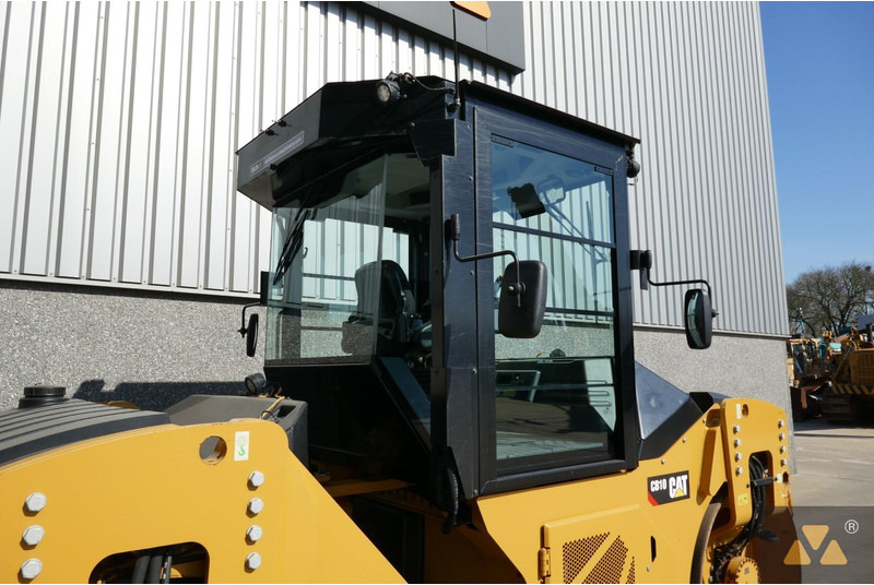 مدحلة Caterpillar CB10: صورة 17