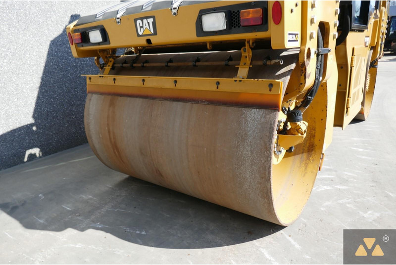 مدحلة Caterpillar CB10: صورة 11
