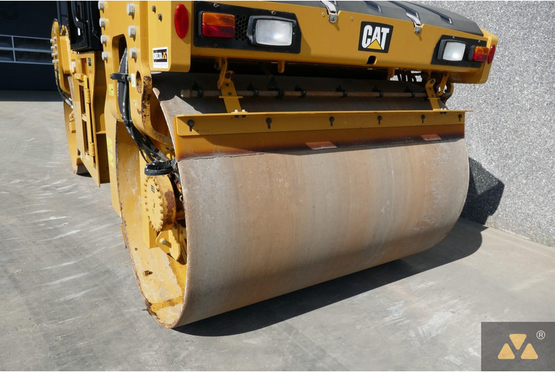 مدحلة Caterpillar CB10: صورة 12