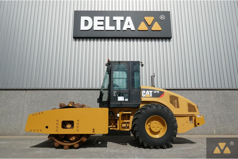 مدحلة Caterpillar CP76: صورة 1
