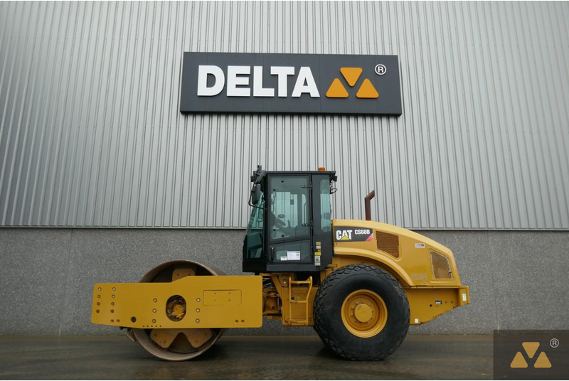 Caterpillar CS68B - مدحلة: صورة 1 Caterpillar CS68B - مدحلة: صورة 1