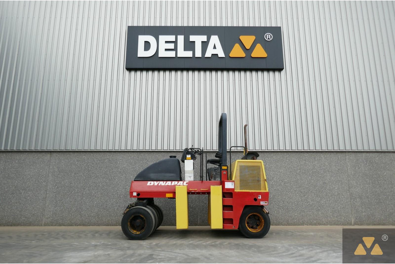 مدحلة هوائية Dynapac CP142: صورة 1