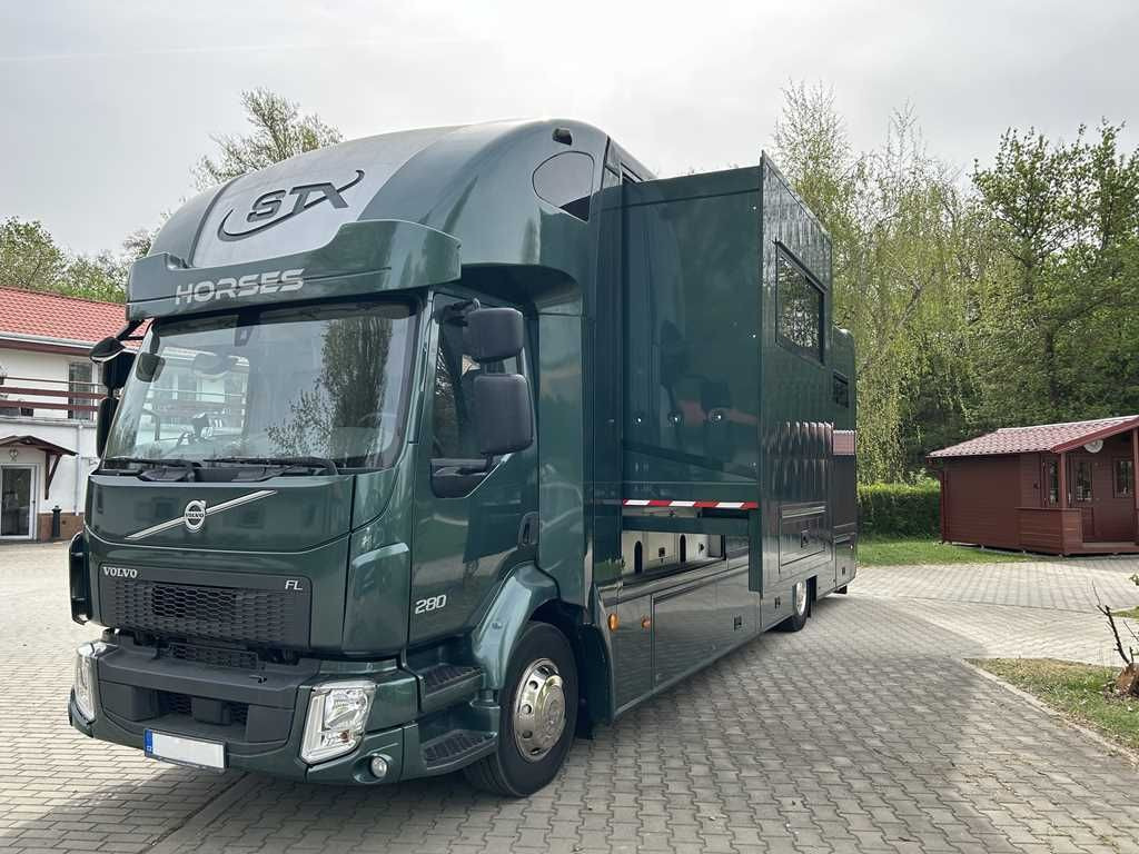 Volvo STX FL, 6 PEOPLE, 5 HORSES, CAMERA, 2X TAIL LIFT - شاحنة نقل خيل: صورة 1 Volvo STX FL, 6 PEOPLE, 5 HORSES, CAMERA, 2X TAIL LIFT - شاحنة نقل خيل: صورة 1