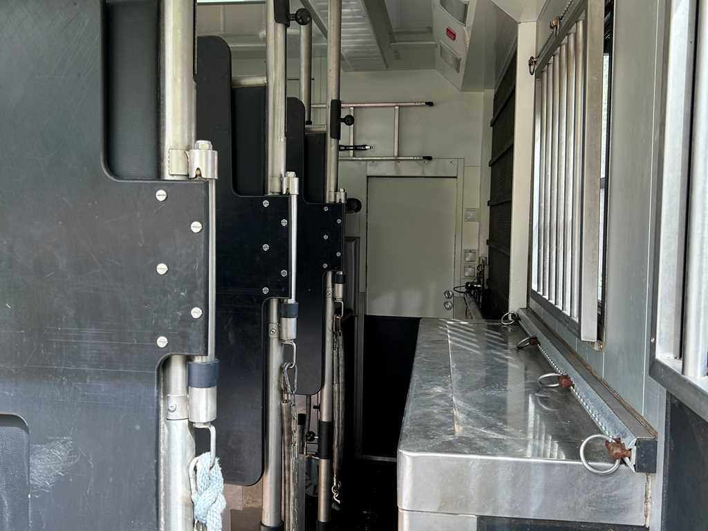Volvo STX FL, FOR 6 PEOPLE, FOR TRANSPORTING FIVE HORSES, CAMERA, 2X HYDRAULIC FRONT - شاحنة نقل خيل: صورة 5 Volvo STX FL, FOR 6 PEOPLE, FOR TRANSPORTING FIVE HORSES, CAMERA, 2X HYDRAULIC FRONT - شاحنة نقل خيل: صورة 5