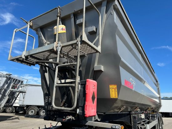 MEGA Schrott-Kippmulde, Portaltüren, SAF Achse, Liftachse, Alufelgen - قلابة نصف مقطورة نصف مقطورة قلابة: صورة 2 MEGA Schrott-Kippmulde, Portaltüren, SAF Achse, Liftachse, Alufelgen - قلابة نصف مقطورة نصف مقطورة قلابة: صورة 2