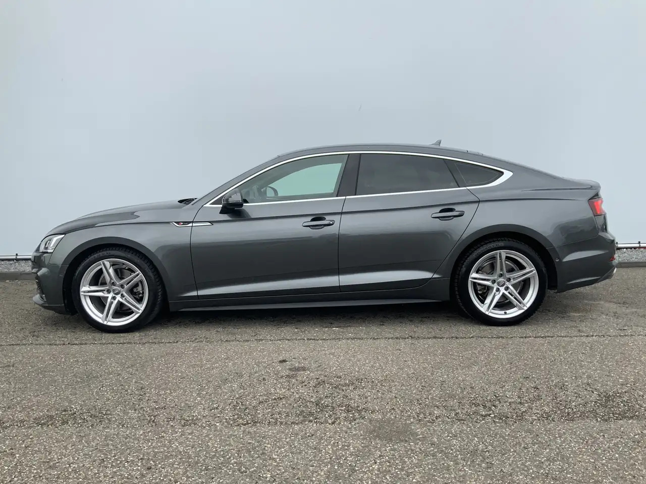 Audi A5 Sportback 2.0 TFSI g-tron Sport 2 x S-line edition - هاتشباك: صورة 3 Audi A5 Sportback 2.0 TFSI g-tron Sport 2 x S-line edition - هاتشباك: صورة 3