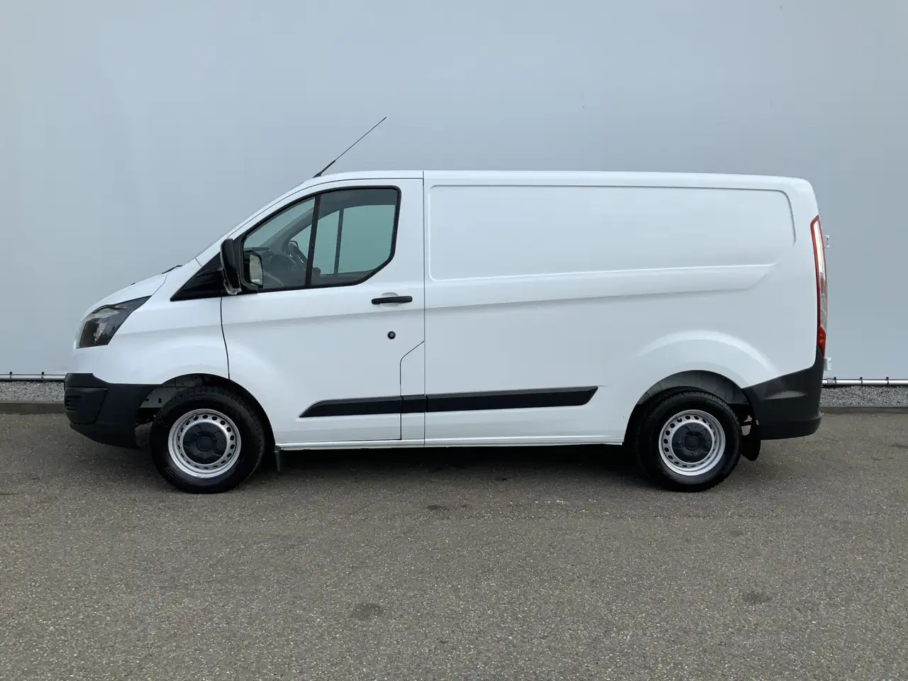 Ford Transit Custom 270 2.2 TDCI L1H1 Economy Edition Airco Cruise 3 Z - فان: صورة 3 Ford Transit Custom 270 2.2 TDCI L1H1 Economy Edition Airco Cruise 3 Z - فان: صورة 3