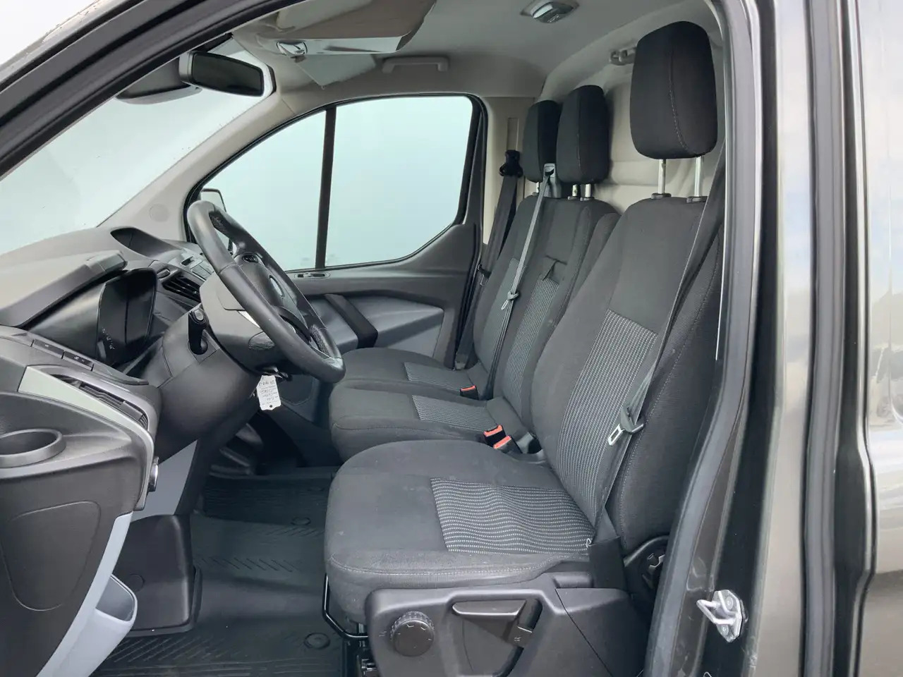 Ford Transit Custom 270 2.2 TDCI L1H1 Trend Airco Camera Cruise Dakdra - فان: صورة 4 Ford Transit Custom 270 2.2 TDCI L1H1 Trend Airco Camera Cruise Dakdra - فان: صورة 4