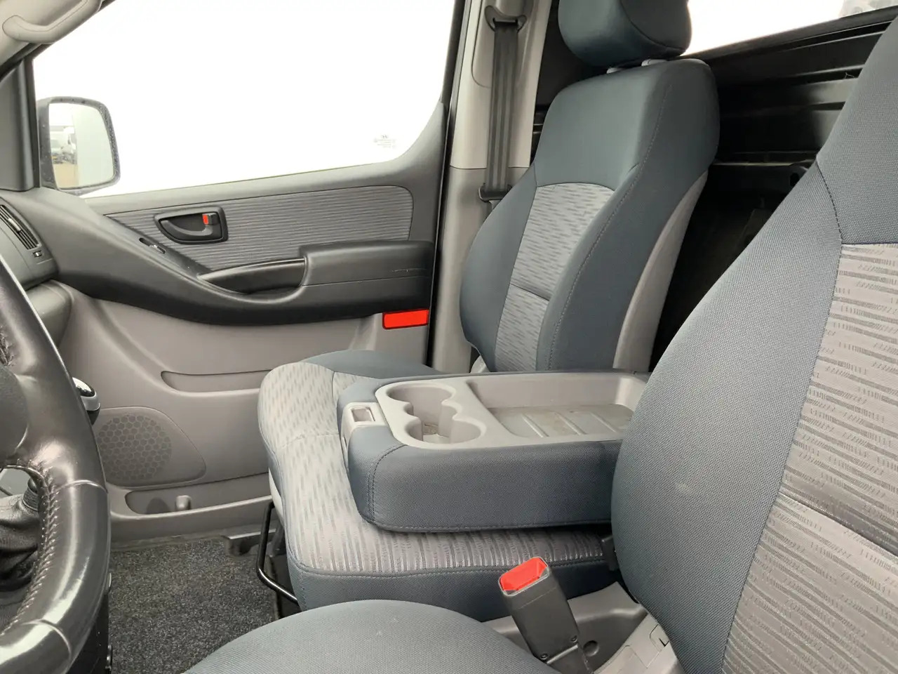 Hyundai H 300 2.5 CRDi Dynamic Airco Cruise 3 Zits Trekhaak 2300 - فان: صورة 4 Hyundai H 300 2.5 CRDi Dynamic Airco Cruise 3 Zits Trekhaak 2300 - فان: صورة 4