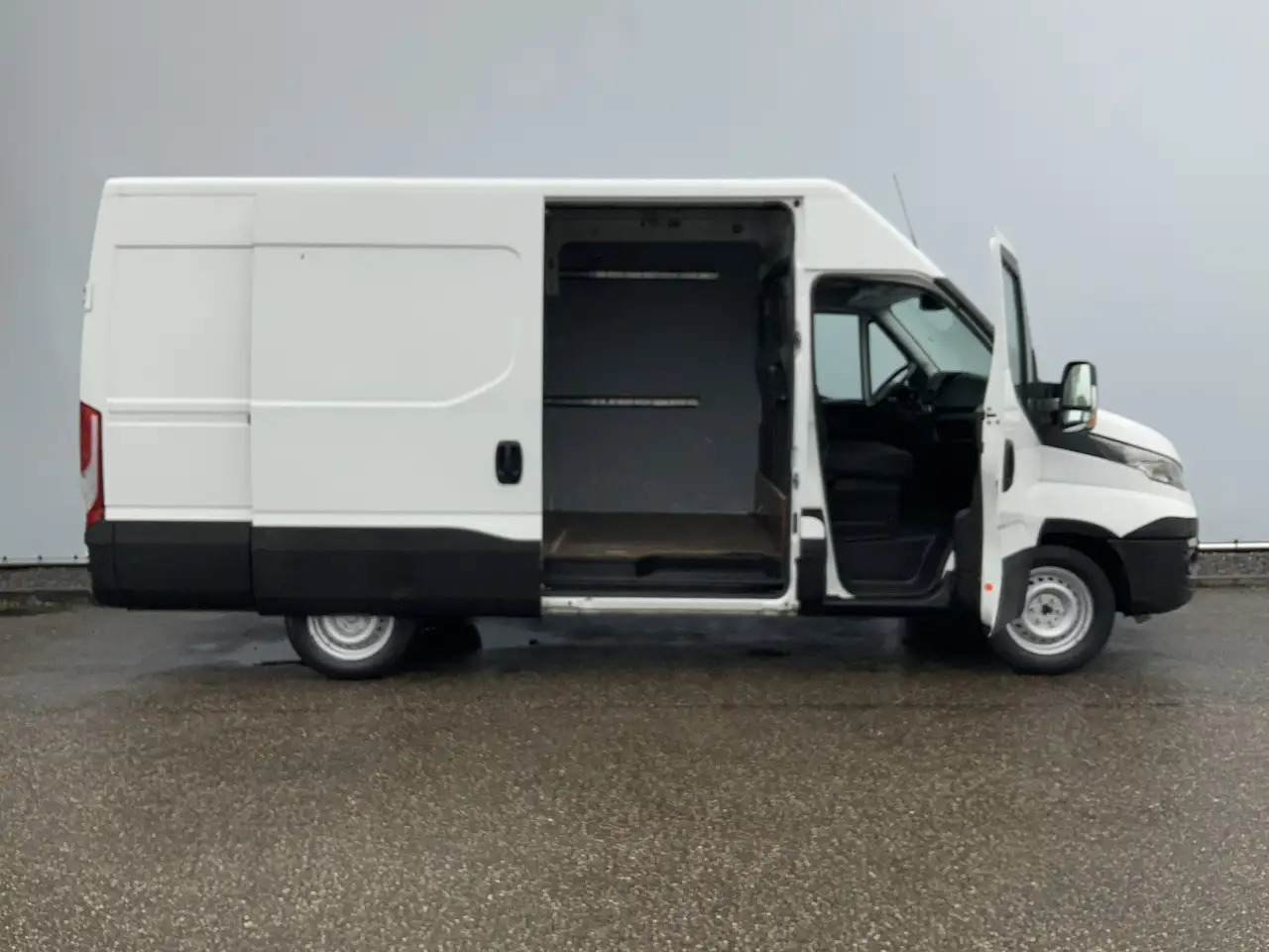 Iveco Daily 35S13V 2.3 352 H2 L3 Airco 3 Zits Opstap Euro 5 - فان: صورة 4 Iveco Daily 35S13V 2.3 352 H2 L3 Airco 3 Zits Opstap Euro 5 - فان: صورة 4
