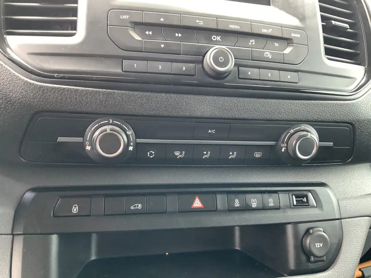 Peugeot Expert 227C 2.0 BlueHDI 150 Premium Pack Airco Cruise Cam - فان: صورة 5 Peugeot Expert 227C 2.0 BlueHDI 150 Premium Pack Airco Cruise Cam - فان: صورة 5