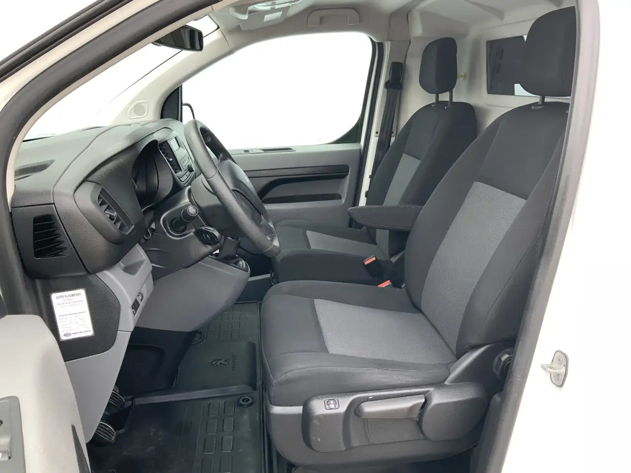 Peugeot Expert 227C 2.0 BlueHDI 150 Premium Pack Airco Cruise Cam - فان: صورة 4 Peugeot Expert 227C 2.0 BlueHDI 150 Premium Pack Airco Cruise Cam - فان: صورة 4