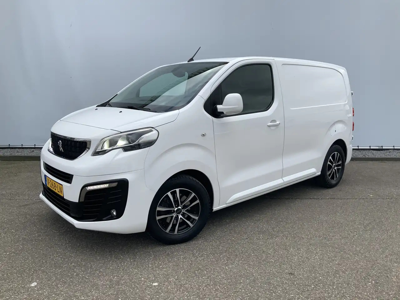 Peugeot Expert 227C 2.0 BlueHDI 150 Premium Pack Airco Cruise Cam - فان: صورة 1 Peugeot Expert 227C 2.0 BlueHDI 150 Premium Pack Airco Cruise Cam - فان: صورة 1