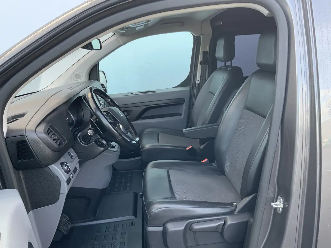 Peugeot Expert 227S 2.0 BlueHD(Koppakking Defect ) 180 Premium Pa - فان: صورة 4 Peugeot Expert 227S 2.0 BlueHD(Koppakking Defect ) 180 Premium Pa - فان: صورة 4