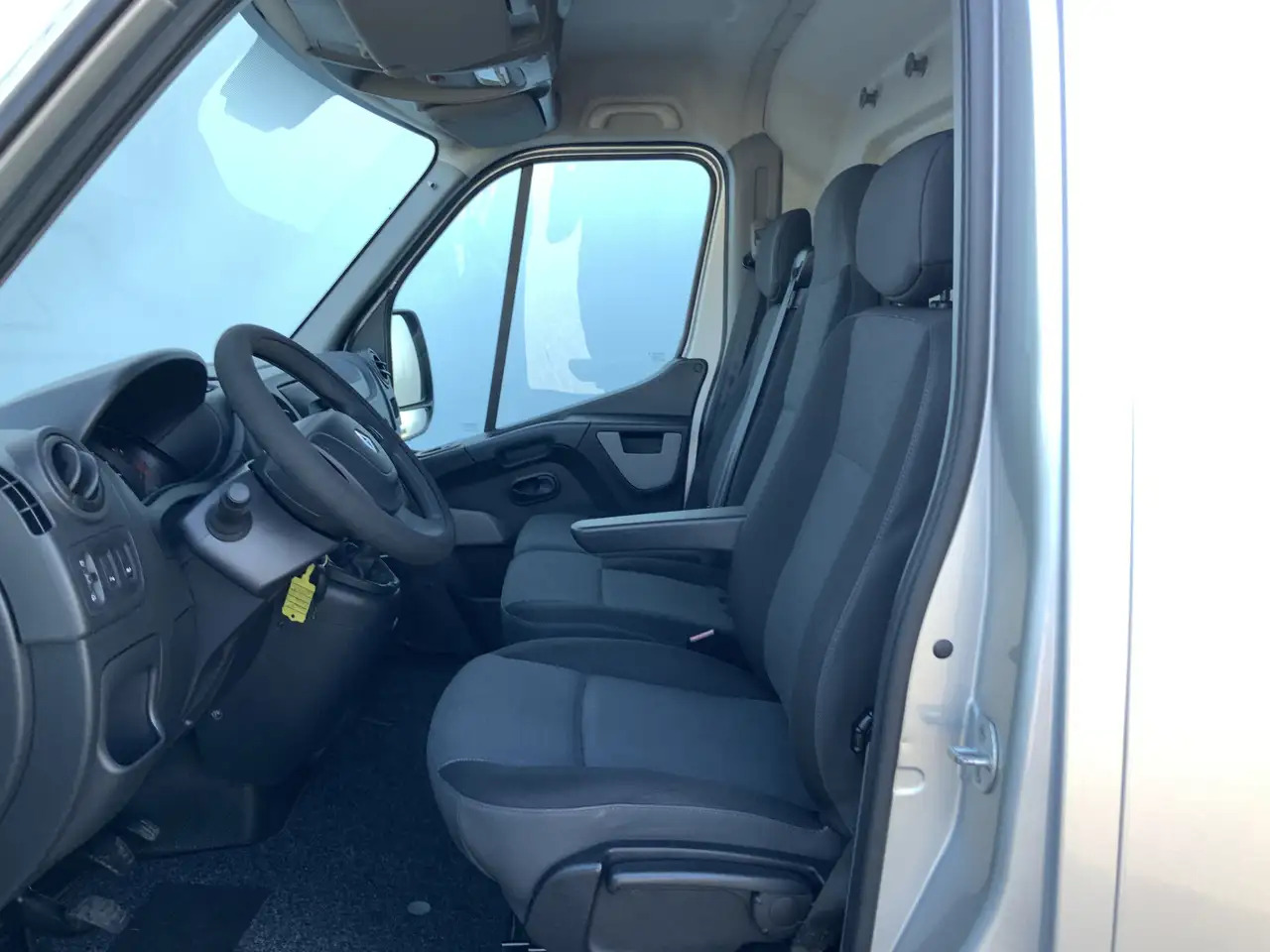 Renault Master T33 2.3 dCi L1H1Airco Cruise 3 Zits Trekhaak 2500 - فان: صورة 4 Renault Master T33 2.3 dCi L1H1Airco Cruise 3 Zits Trekhaak 2500 - فان: صورة 4