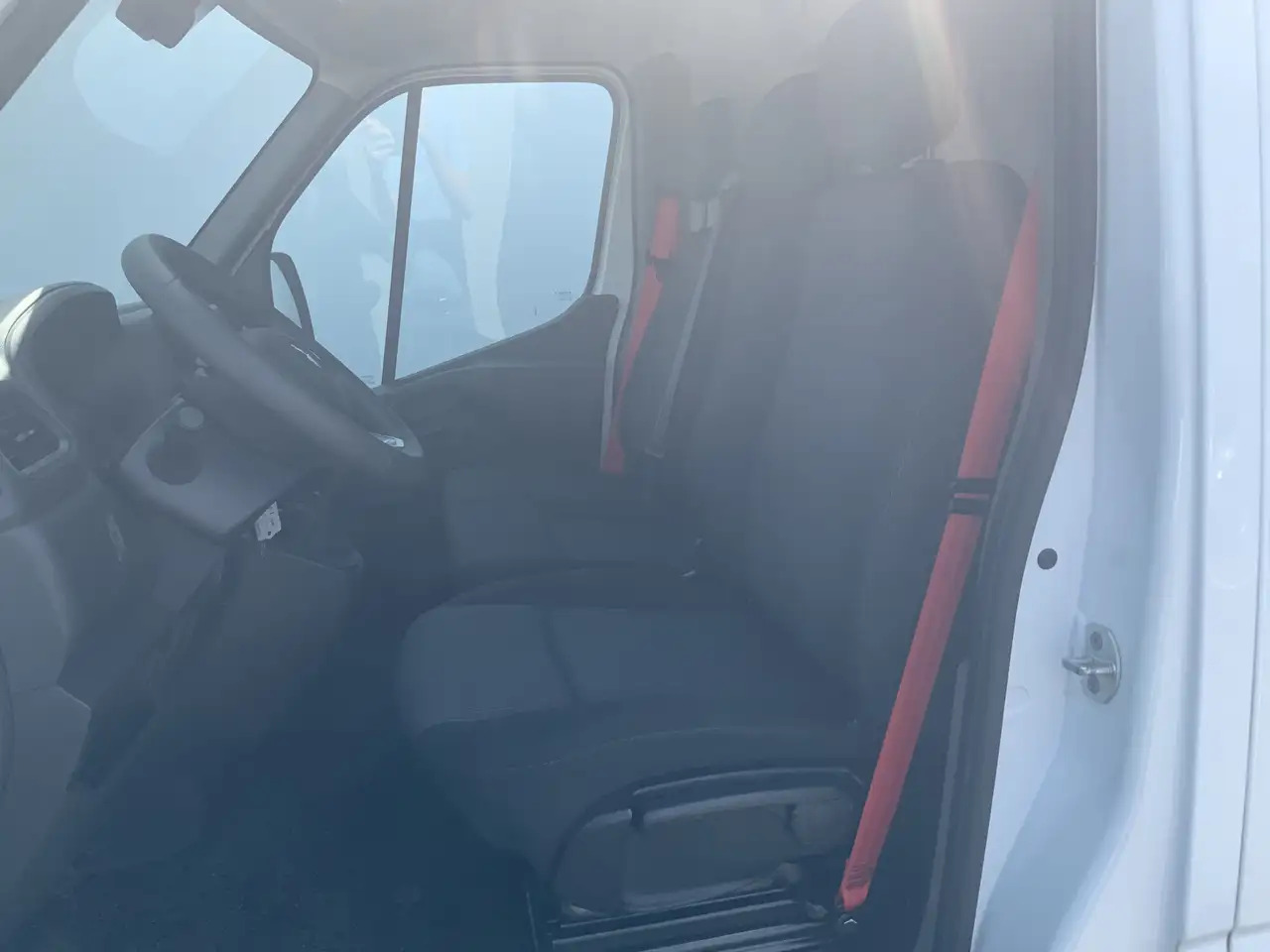 Renault Master T35 2.3 dCi 150 L2H2 Energy Work Edition Airco Cru - فان: صورة 4 Renault Master T35 2.3 dCi 150 L2H2 Energy Work Edition Airco Cru - فان: صورة 4