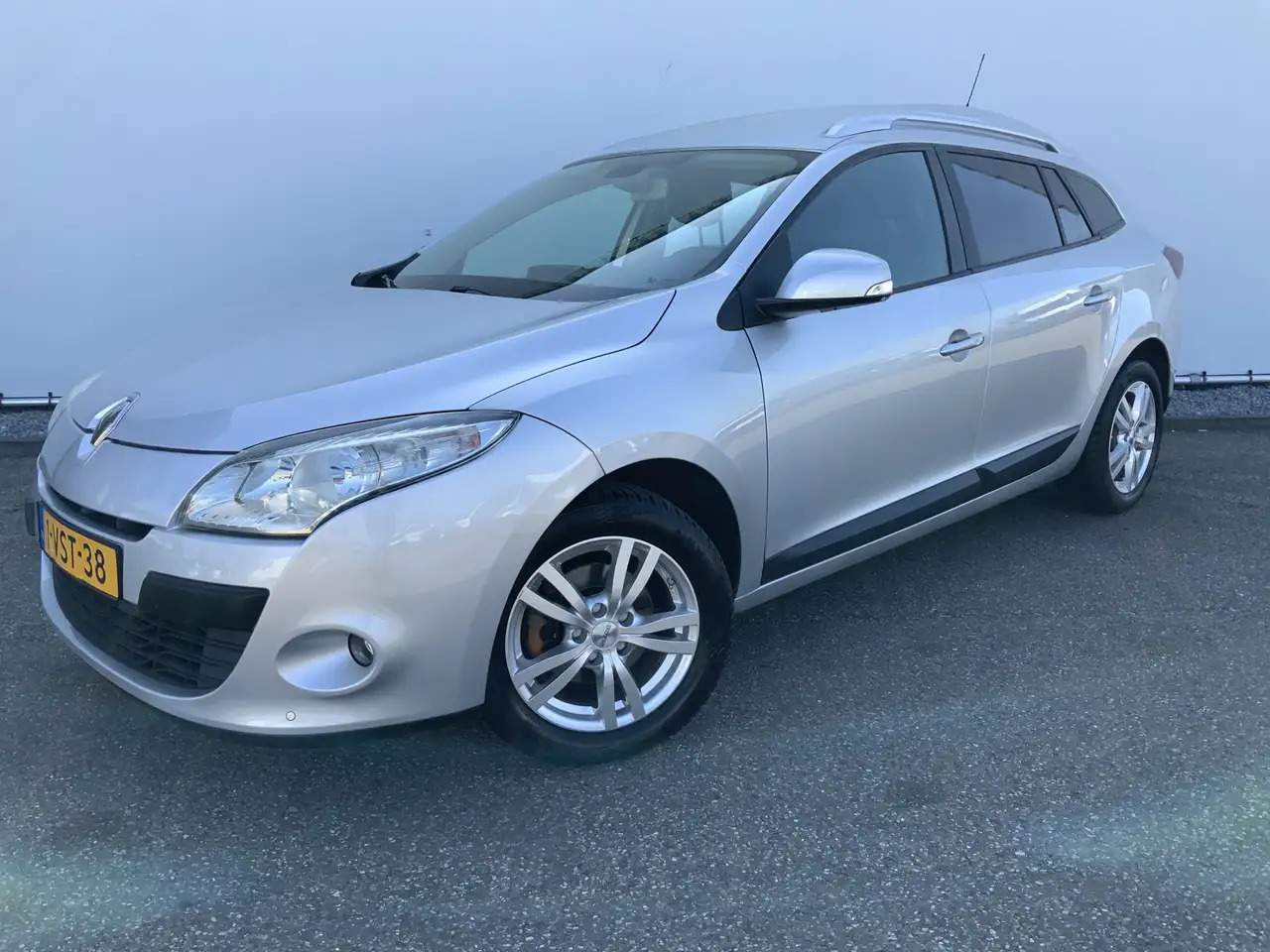 Renault Megane 1.5 dCi Expression Airco Navi Grijs Kenteken Euro - سيارة: صورة 1 Renault Megane 1.5 dCi Expression Airco Navi Grijs Kenteken Euro - سيارة: صورة 1
