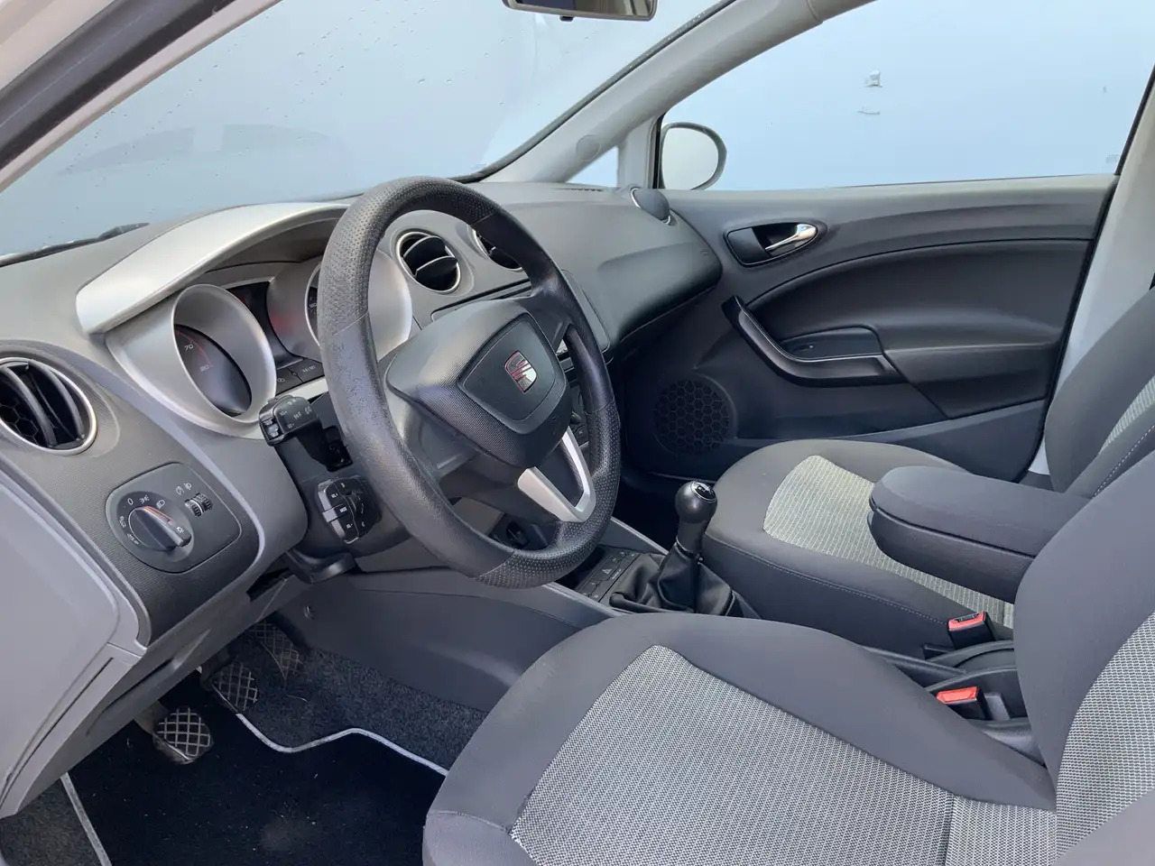 SEAT Ibiza 1.4 Reference Airco Cruise. Radio Scherm. Alu Velg - هاتشباك: صورة 4 SEAT Ibiza 1.4 Reference Airco Cruise. Radio Scherm. Alu Velg - هاتشباك: صورة 4