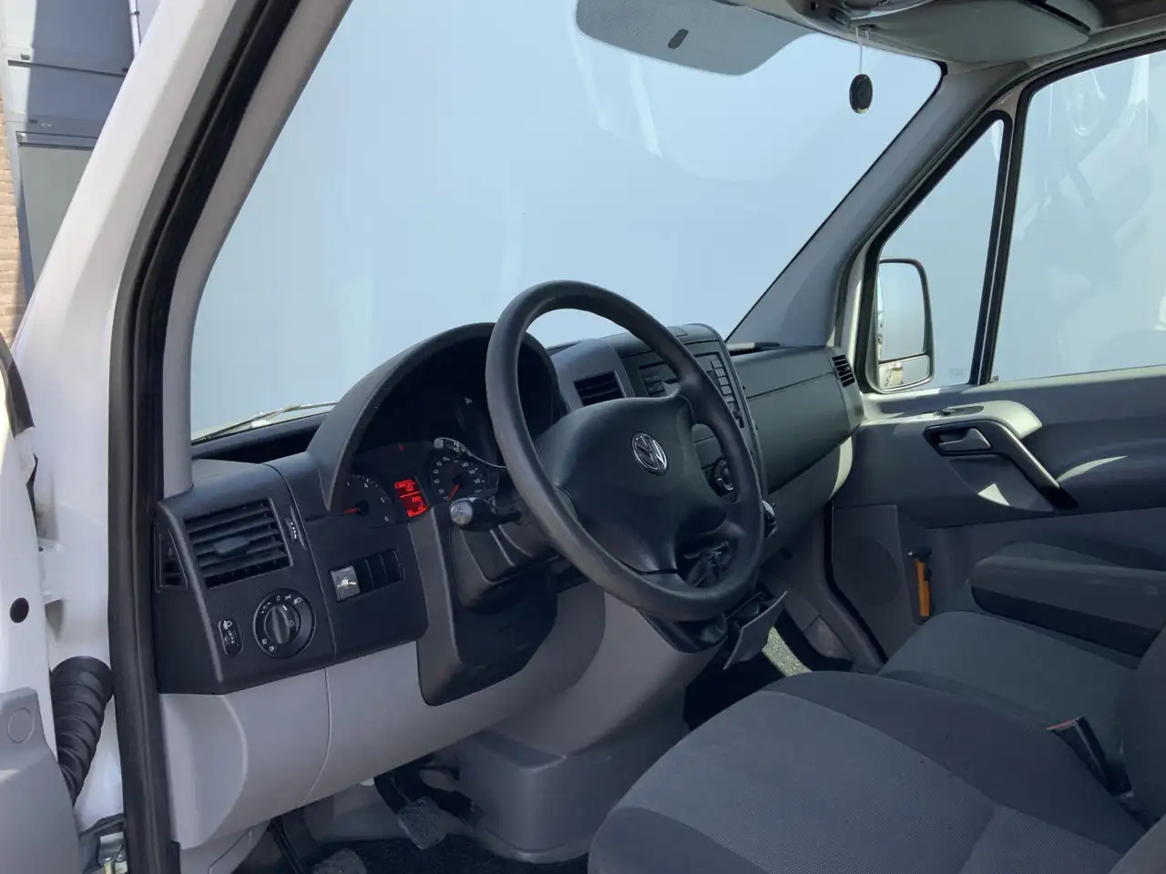 Volkswagen Crafter 35 2.0 TDI L1H1 Airco Cruise 3 Zits Trekhaak 2000 - فان: صورة 5 Volkswagen Crafter 35 2.0 TDI L1H1 Airco Cruise 3 Zits Trekhaak 2000 - فان: صورة 5