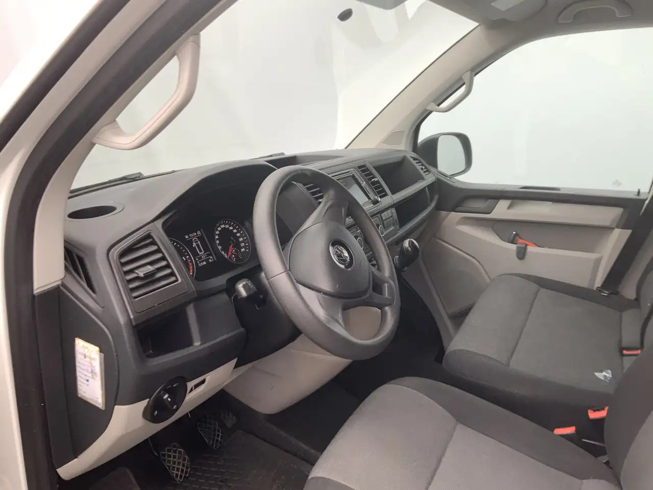 Volkswagen T6 Transporter 2.0 TDI L2H1 Airco Navi 3 Zits Alu Velg Euro 6 - فان: صورة 5 Volkswagen T6 Transporter 2.0 TDI L2H1 Airco Navi 3 Zits Alu Velg Euro 6 - فان: صورة 5