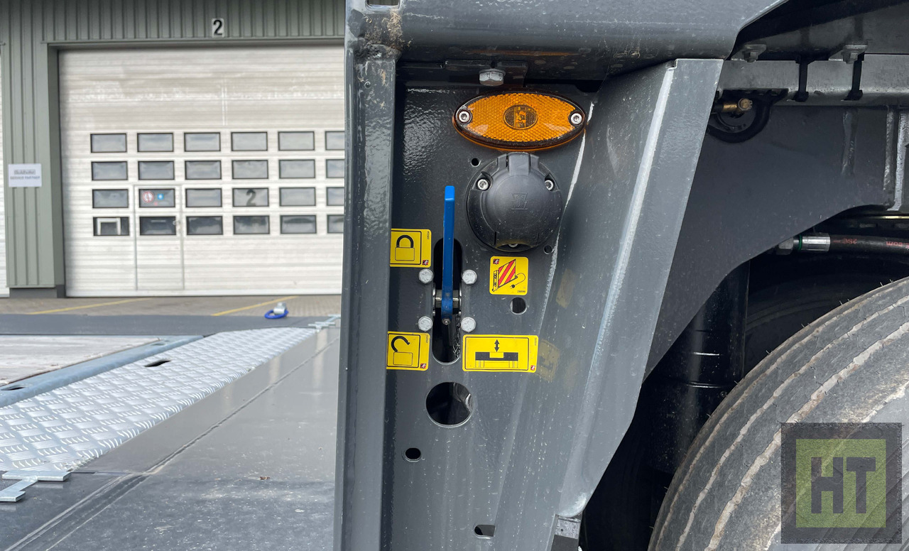 Faymonville 3-Achs-Tiefbett mit Pendelachsen und Bolzen-Laschenkupplung - عربة منخفضة مسطحة نصف مقطورة: صورة 4 Faymonville 3-Achs-Tiefbett mit Pendelachsen und Bolzen-Laschenkupplung - عربة منخفضة مسطحة نصف مقطورة: صورة 4