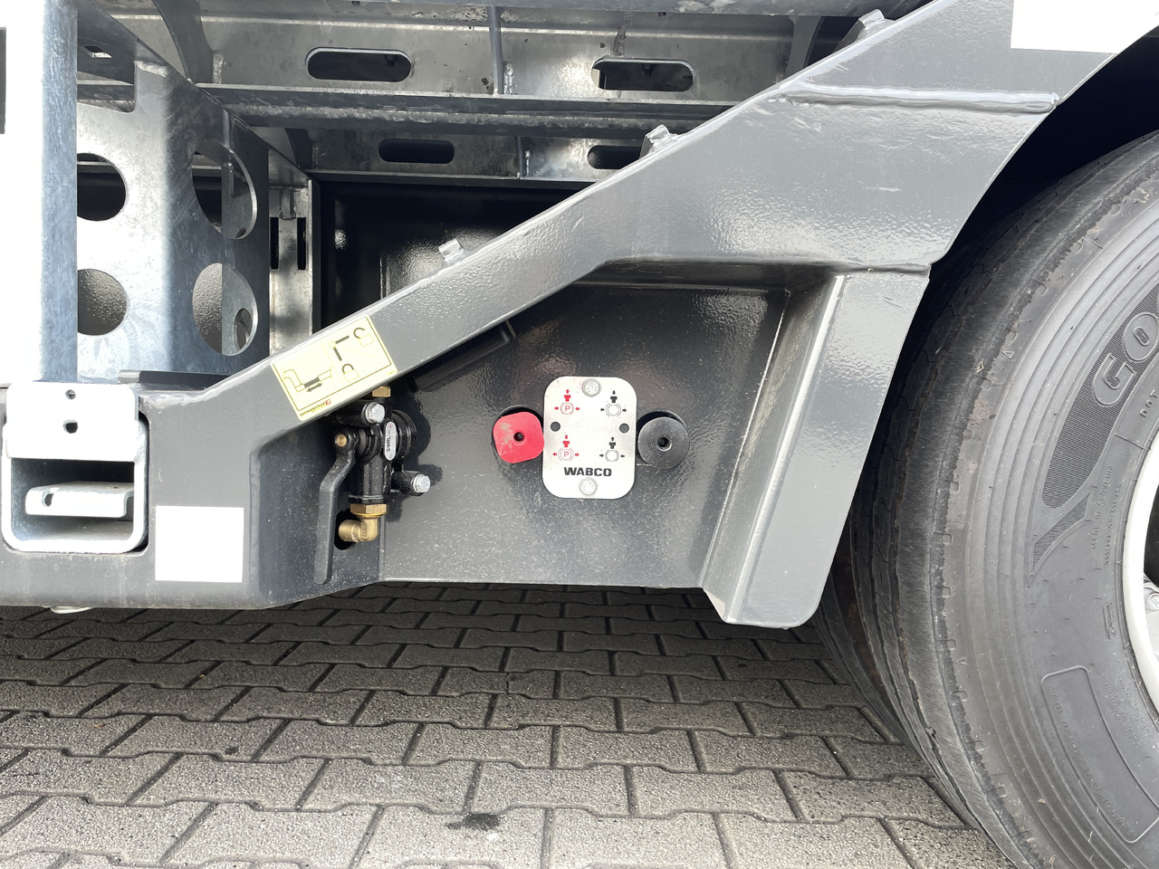 Faymonville 4-(2+2)-Achs-Tele-Semi m. Radmulden u. Rampen - عربة منخفضة مسطحة نصف مقطورة: صورة 4 Faymonville 4-(2+2)-Achs-Tele-Semi m. Radmulden u. Rampen - عربة منخفضة مسطحة نصف مقطورة: صورة 4