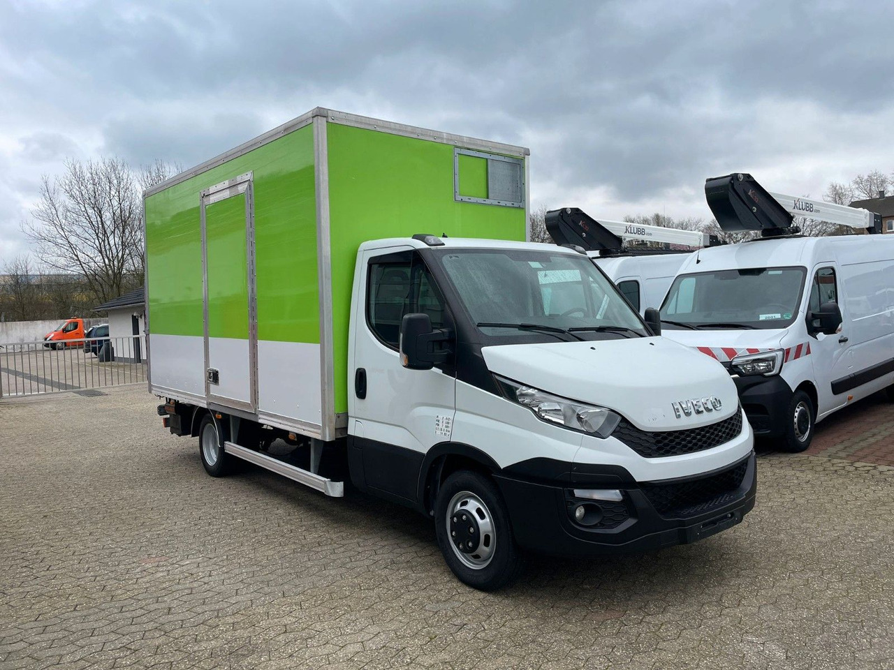 Iveco Daily 35C15 Koffer 4.2m Ladebordwand - شاحنة مغلقة الصندوق: صورة 2 Iveco Daily 35C15 Koffer 4.2m Ladebordwand - شاحنة مغلقة الصندوق: صورة 2