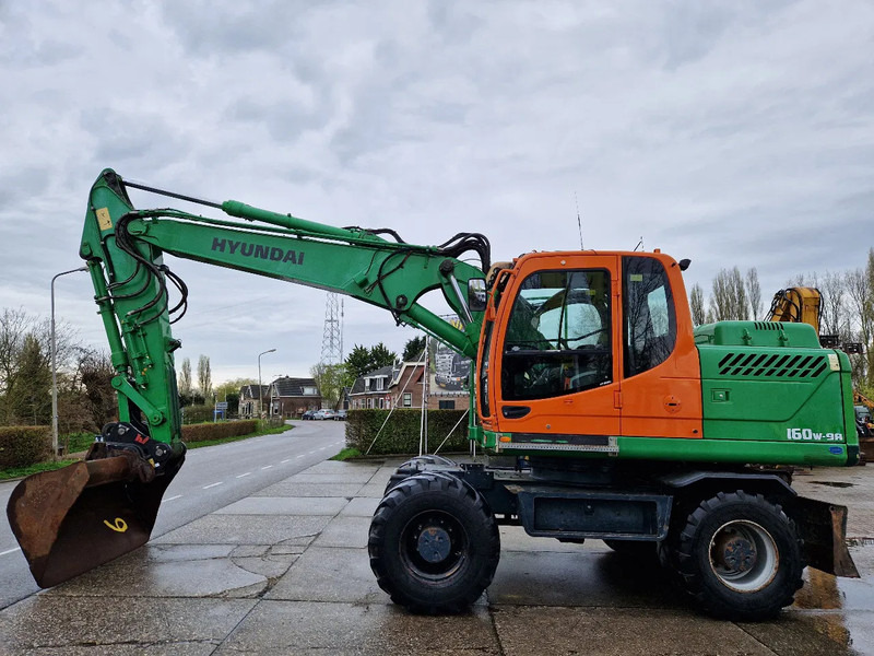 Hyundai Robex 160W-9A met 6-cilinder Cummins motor - حفارة دولاب: صورة 1 Hyundai Robex 160W-9A met 6-cilinder Cummins motor - حفارة دولاب: صورة 1